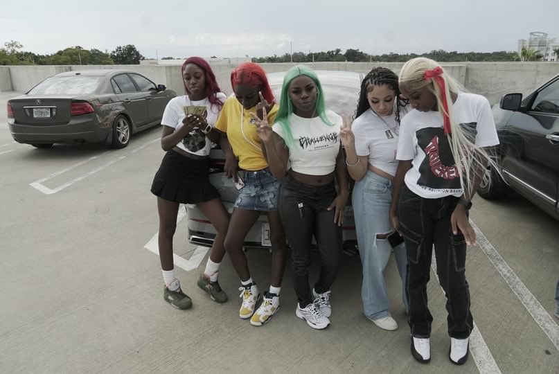 __zariahhhh's tweet image. i got my bitches back like a vlone🥰🤞🏾. #junioryr