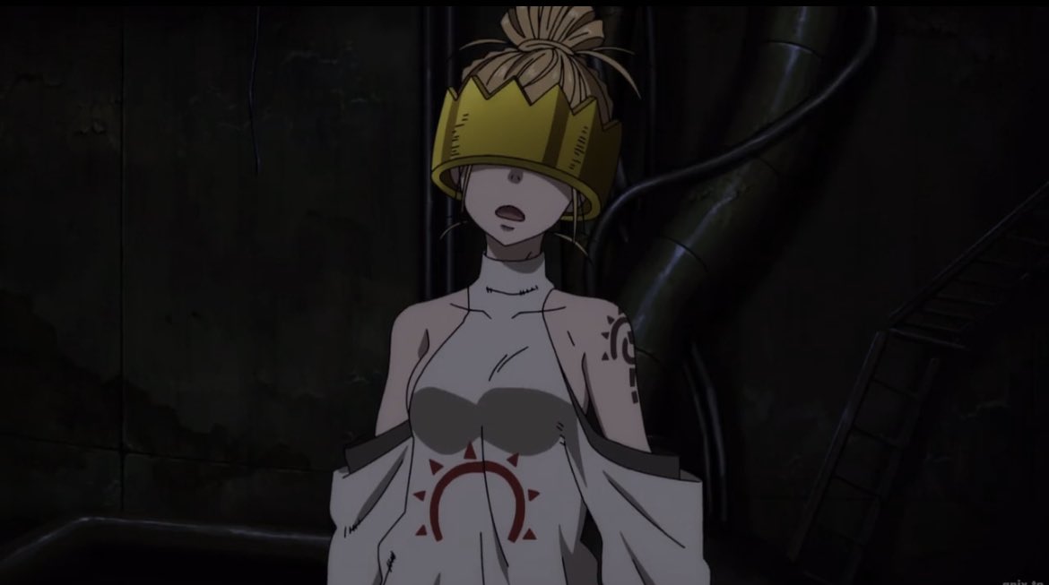 SlickGang4's tweet photo. Why is she wearing a crown over her head 😭😭😭
#SlickFireForce https://t.co/WNunwMQSYB
