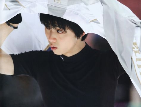 dustyfyre's tweet photo. Random zuzucat of the day - Here's your daily cat  🐈‍⬛

#YuzuruHanyu
#羽生結弦
#DailyZuzucat https://t.co/271gimCSay