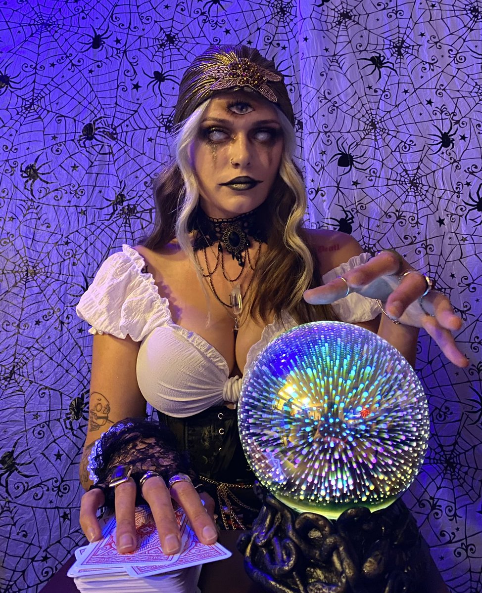 lightmyliv's tweet image. this isnt very greta related... but i keep seeing pics of sweater danny, which means its fall 🍂🦇 nd my favourite holiday is halloween...

so.. quote this with pics of your favourite halloween costumes!!! let me see em!!

my big 3 are Regan, a fortune teller &amp;amp; Lydia Deetz!