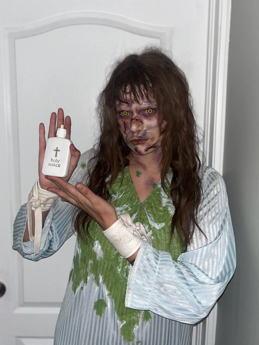 lightmyliv's tweet image. this isnt very greta related... but i keep seeing pics of sweater danny, which means its fall 🍂🦇 nd my favourite holiday is halloween...

so.. quote this with pics of your favourite halloween costumes!!! let me see em!!

my big 3 are Regan, a fortune teller &amp;amp; Lydia Deetz!