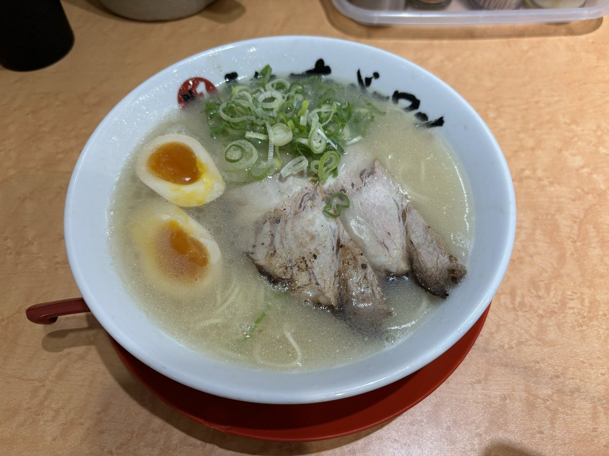 debusendekamara's tweet photo. 長浜の豚骨ラーメンはやっぱり抜群に美味くて、俺のソウルフードだね😊
腹も膨れたし、博多の巨デブに種付けしたいなー🚀 https://t.co/SAkqreTYez