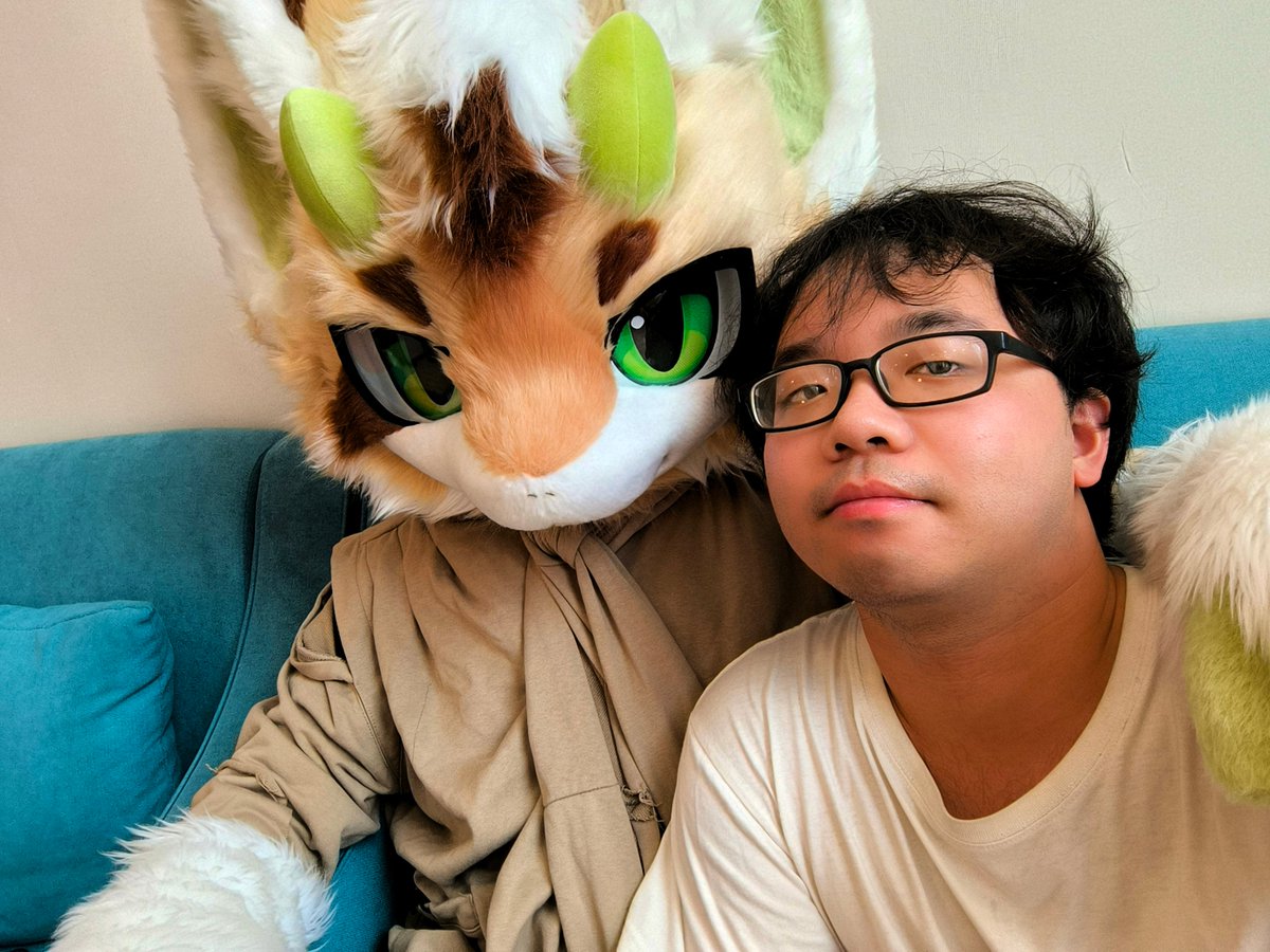 后来，我们命中注定地分别，却没有告别。风很大，大到我来不及说再见。
你的声音日复一日模糊在记忆中。遗憾的是，我们连张合照都没有。
倒是，现在有合照了。