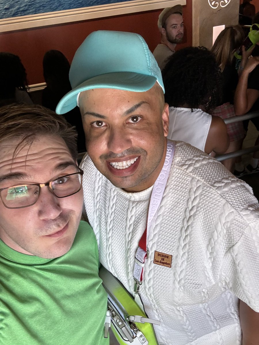 AlexanderG413's tweet photo. @DeJaSkye Entering that “bad bitch wearing a full knit outfit in 100 degrees at six flags” era. https://t.co/WwzqC6J16c