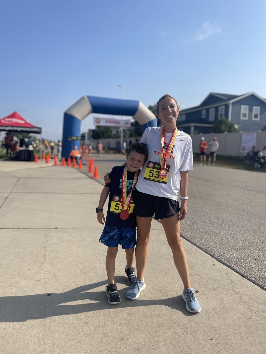 Lindsay Fox tweet media