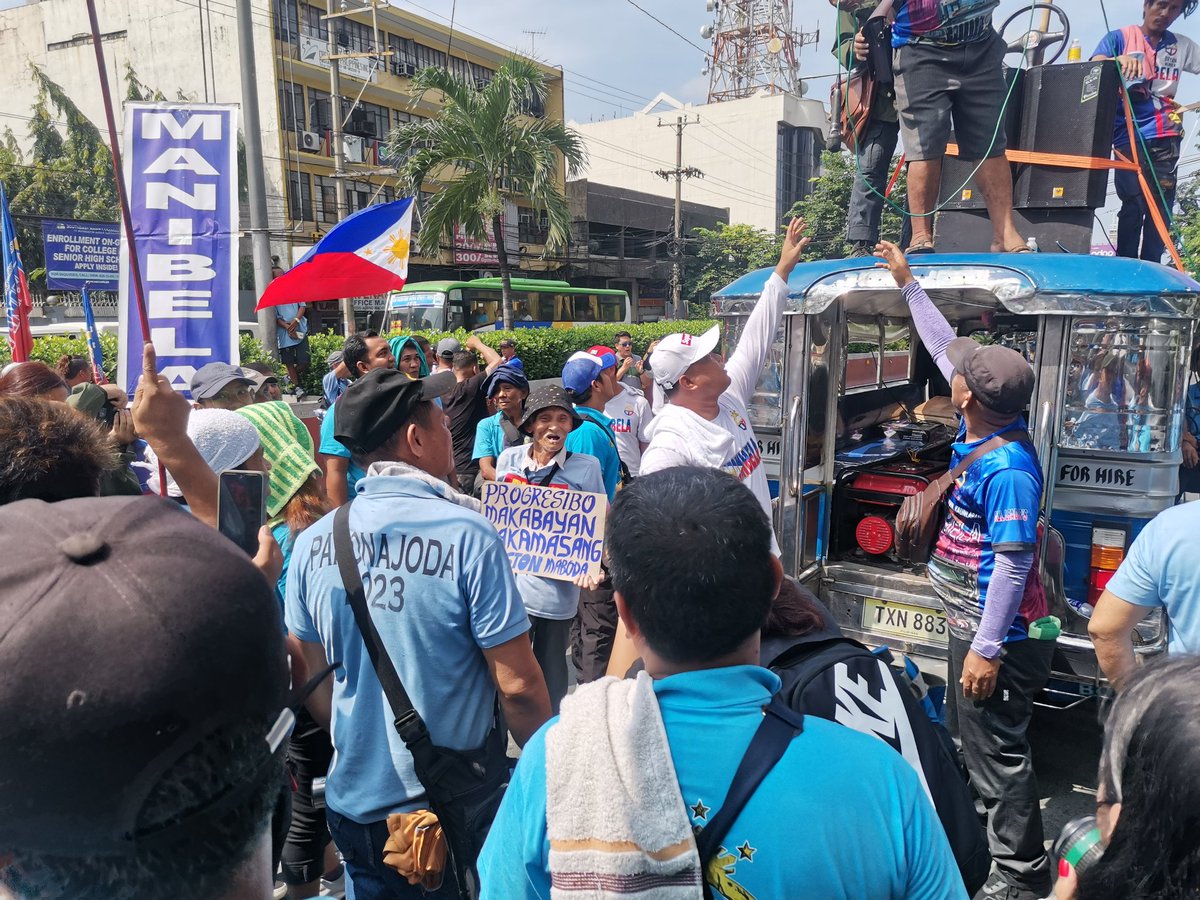 anakbayan_ph's tweet photo. TULOY ANG WELGA, TULOY ANG PAKIKIISA!

TINGNAN: Kasama ang Anakbayan sa welga ng mga tsuper at operator sa Welcome Rotonda upang muling igiit ang karapatan ng mga tsuper at operator na mamasada. 🧵

#NoToJeepneyPhaseout https://t.co/igjOwR30de