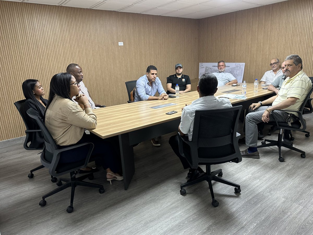 Positiva y muy motivadora la reunión de hoy con propietarios de mueblerías y representantes de asociaciones en un esfuerzo mancomunado de sacar adelante a Calidonia...la unión hace la fuerza!!!!!