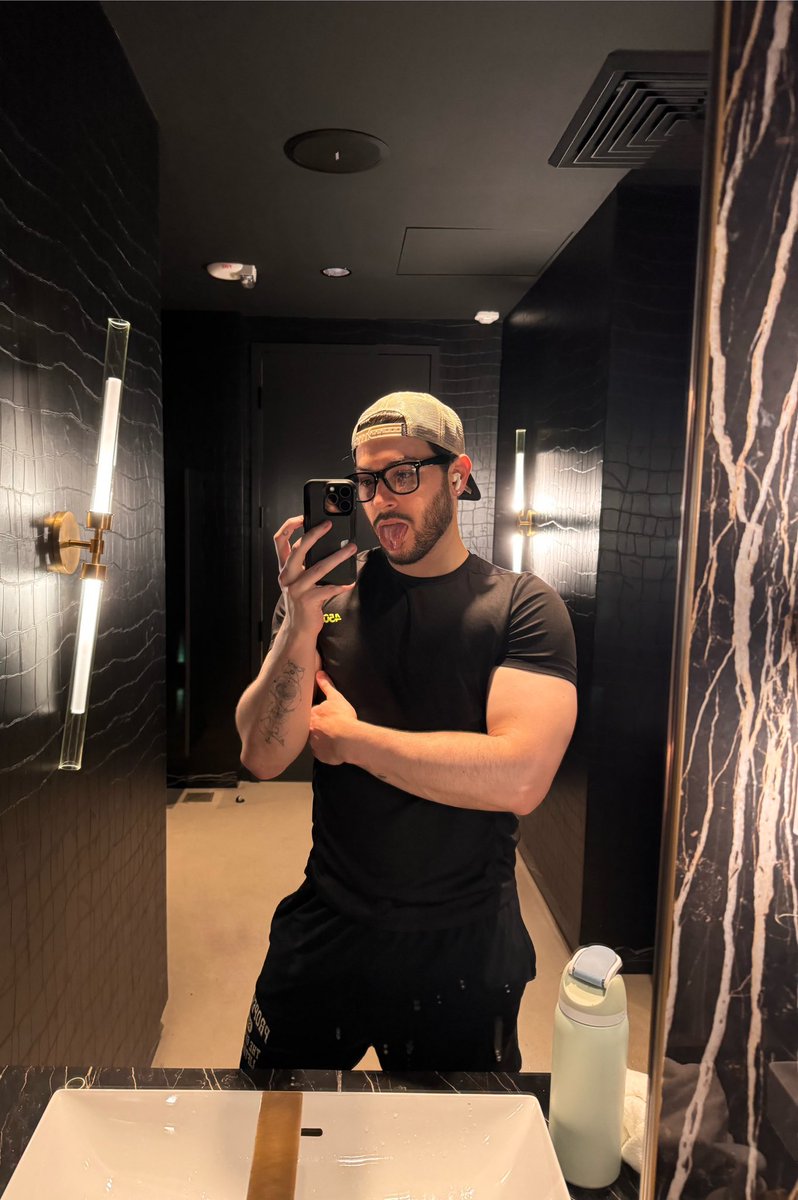 Manny MUA tweet media