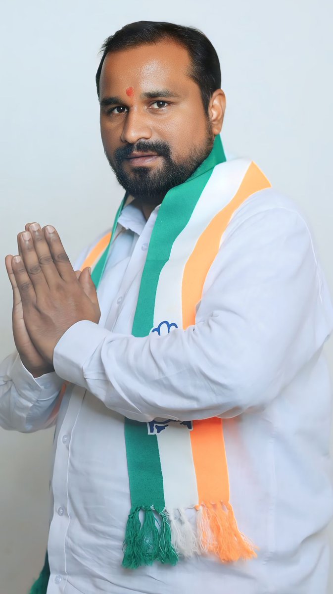 samudrala4all's tweet photo. Kukatpally Congress Party is taking a stand! Leader Bachu Nagamalleswara Rao condemns BRS Secretary Rajesh Roy for derogatory remarks against Congress leaders. Accusations fly over extortion and hypocrisy! The political heat is on in KP! @MKR_TRS @UrsBandiRamesh #CongressVsBRS https://t.co/ckgYMsCI8D