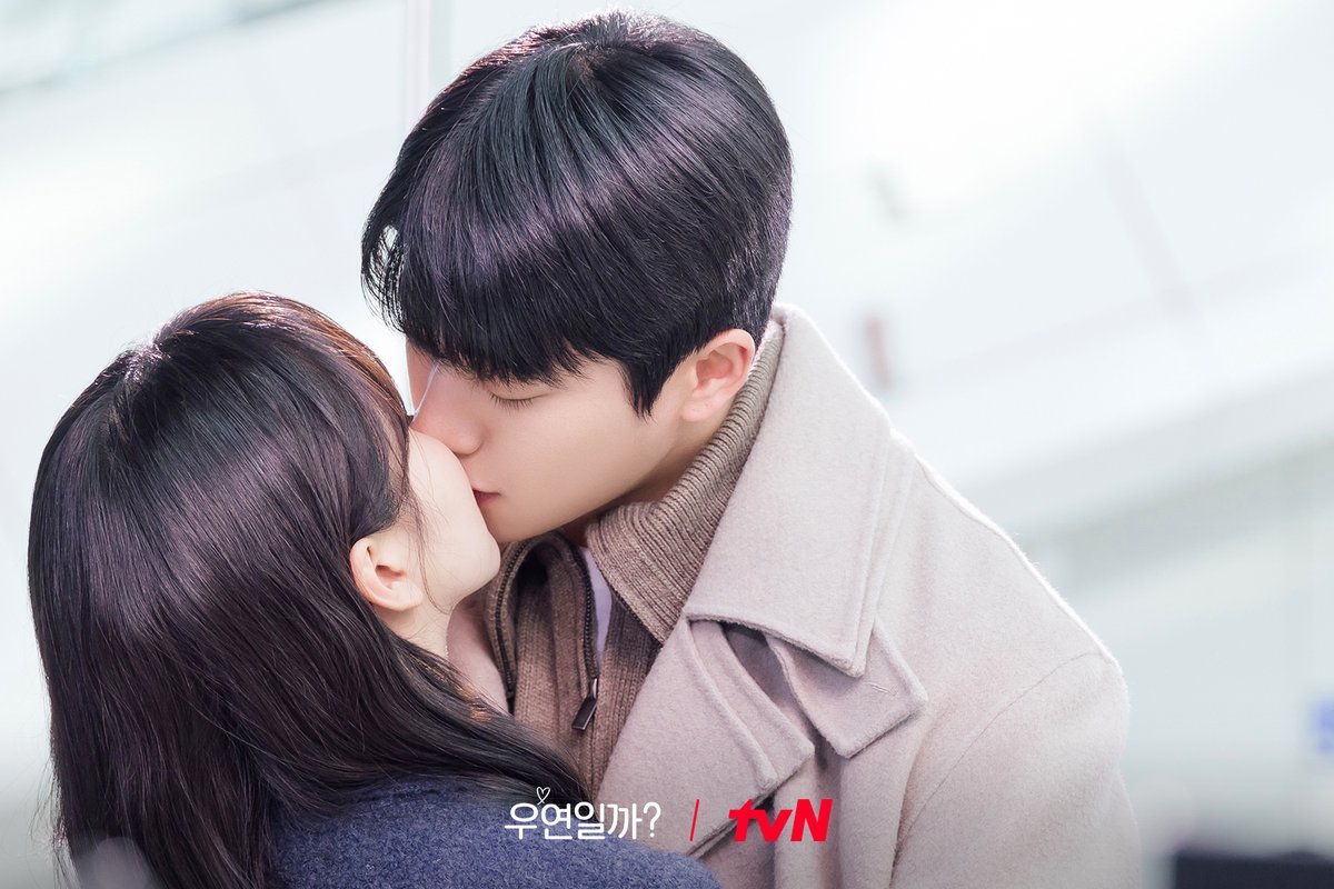 CJnDrama's tweet photo. 공항에서 이래도 되는 건가요? 
(긍정적 의미)  

#우연일까 #김소현 #채종협 https://t.co/7pfrRKzldX