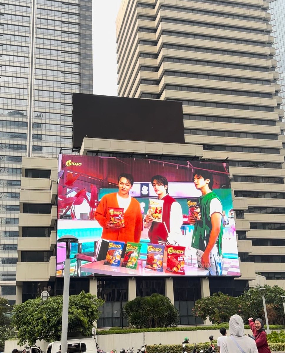 17CARATS_INA's tweet photo. [#BRAND] GUYS! Udah tau belum Scoups, Wonwoo, dan Vernon ada di Billboard Chaze Plaza dan Bumi Putera Minggu kemaren?

Coba kasih tau Admin sini siapa aja yang berhasil nemuin billboard ini atau ikutan pas CFD minggu kemarin 🙋🏻‍♀️

#ChitatoLeadTheWave #FollowTheCWAVE @mychitato @pledis_17
