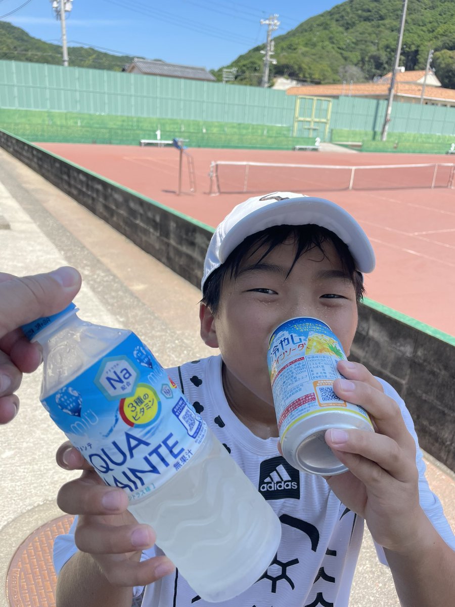 yunkorokonkoro's tweet photo. 家族で自主練😁
とにかく暑い🤪
#テニス好き
#ジュニアテニス
#ガチンコ道場破りチャンネル
#yonex
#ヨネックステニス
#polytourpro
#vcore
#polytourrev https://t.co/bxBMU7A6yc