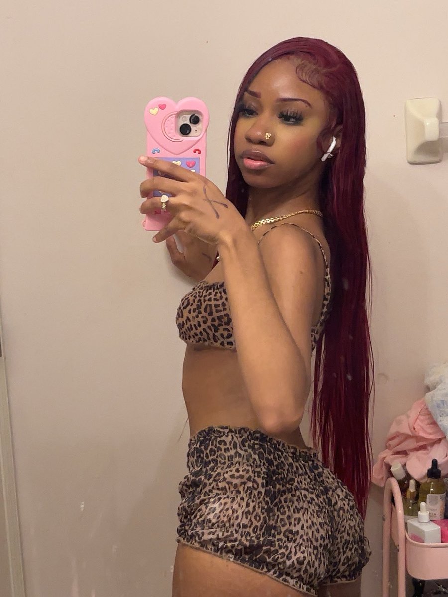 exoticbarbie244's tweet photo. Badder than yo Ho https://t.co/ZYD2Z9C3Jj
