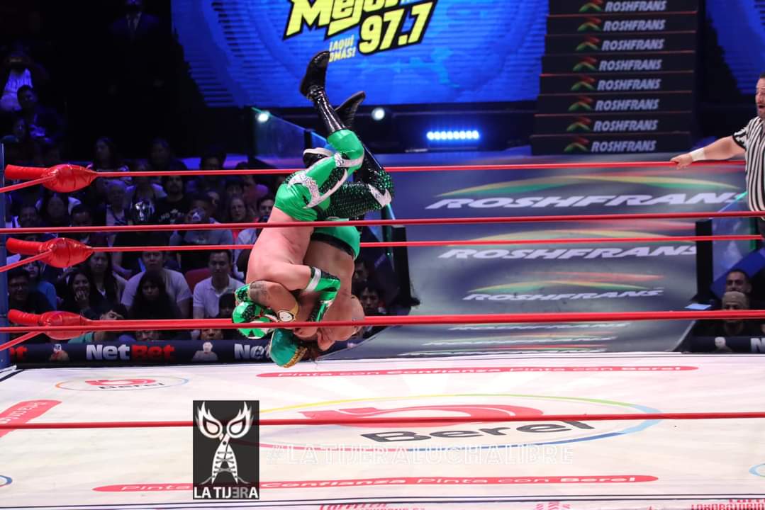 LaTijeraLucha's tweet photo. Hay nuevo #Depredador❗️
En torneo cibernético en la #ArenaMexico, el corpulento #Vegas logra ser nuevo integrante de #LosDepredadores, dando cuenta en la recta final de #RayoMetalico, previamente fueron eliminados #Retro, #Alom, #EmperadorJr, #DragonDeFuego, #Hunter, #Infarto... https://t.co/l0P7WyHk4c