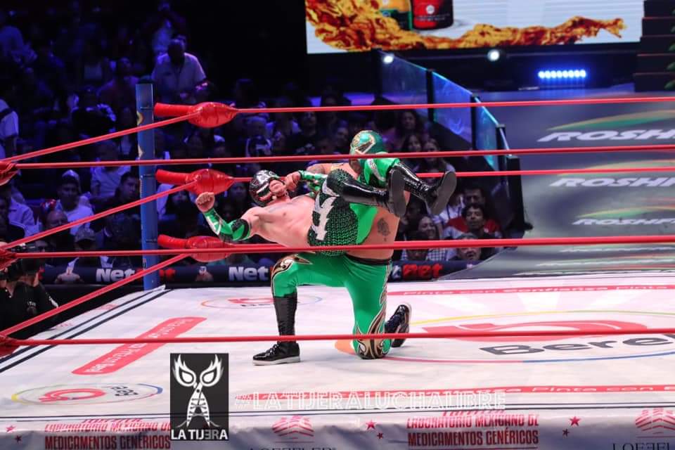 LaTijeraLucha's tweet photo. Hay nuevo #Depredador❗️
En torneo cibernético en la #ArenaMexico, el corpulento #Vegas logra ser nuevo integrante de #LosDepredadores, dando cuenta en la recta final de #RayoMetalico, previamente fueron eliminados #Retro, #Alom, #EmperadorJr, #DragonDeFuego, #Hunter, #Infarto... https://t.co/l0P7WyHk4c