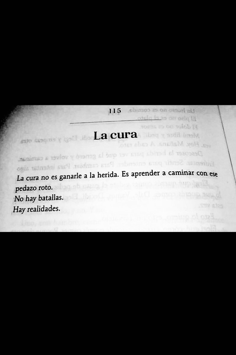 Cementedelibros's tweet photo. La verdadera cura❤️‍🩹
“La cura no es ganarle a la herida. Es aprender a caminar con ese pedazo roto.
No hay batallas.
Hay realidades.”
Libro: Rota se camina igual
Autor: Lorena Pronsky
#cementeriodelibros https://t.co/P4rcuXIYDL