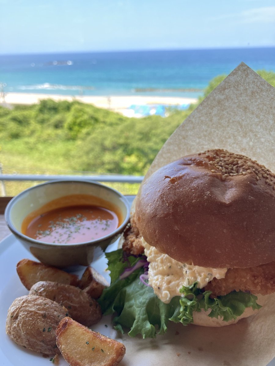 nekomimi3's tweet photo. 青い海と空と、ふぐフライバーガー。

これは美味しそう、新しい。

 #大田市 https://t.co/eYK8JnU6rT