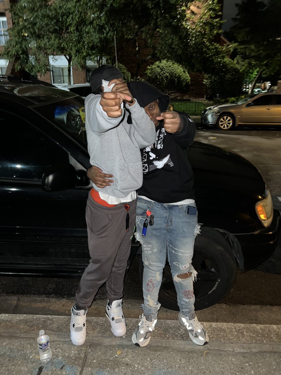 900Youngaan's tweet photo. WE DIFFERENT FROM THEM OTHERS 💯FUCK WE AINT NO REGULAR ASS YOUNGANS 🦅🖤🩸 #TWINN💕🩸 #LLDOLLA #FREEGUWOP #FREEDIRTY🩸#FREEZU https://t.co/JCmDOLIL7U