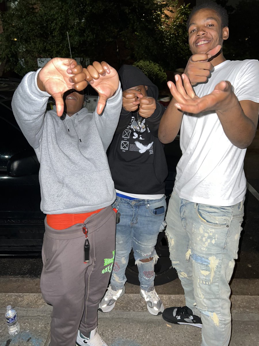 900Youngaan's tweet photo. WE DIFFERENT FROM THEM OTHERS 💯FUCK WE AINT NO REGULAR ASS YOUNGANS 🦅🖤🩸 #TWINN💕🩸 #LLDOLLA #FREEGUWOP #FREEDIRTY🩸#FREEZU https://t.co/JCmDOLIL7U