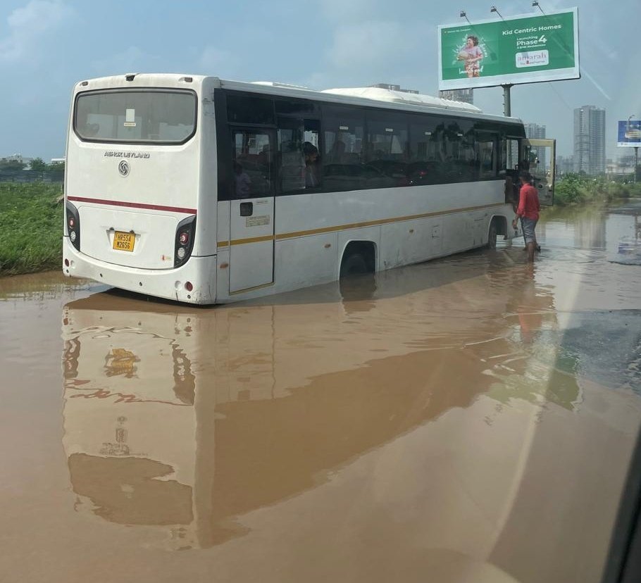 SatyaSahay2's tweet photo. ऑफिस जाने का समय और बस गड्ढों में फंस जाए। 😢😢
@OfficialGMDA
@DC_Gurugram
@MunCorpGurugram @MCManesar @cmohry https://t.co/kXl8CsIKtE