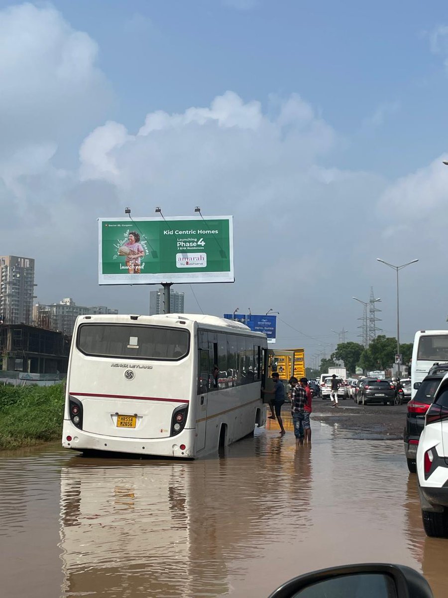 SatyaSahay2's tweet photo. ऑफिस जाने का समय और बस गड्ढों में फंस जाए। 😢😢
@OfficialGMDA
@DC_Gurugram
@MunCorpGurugram @MCManesar @cmohry https://t.co/kXl8CsIKtE