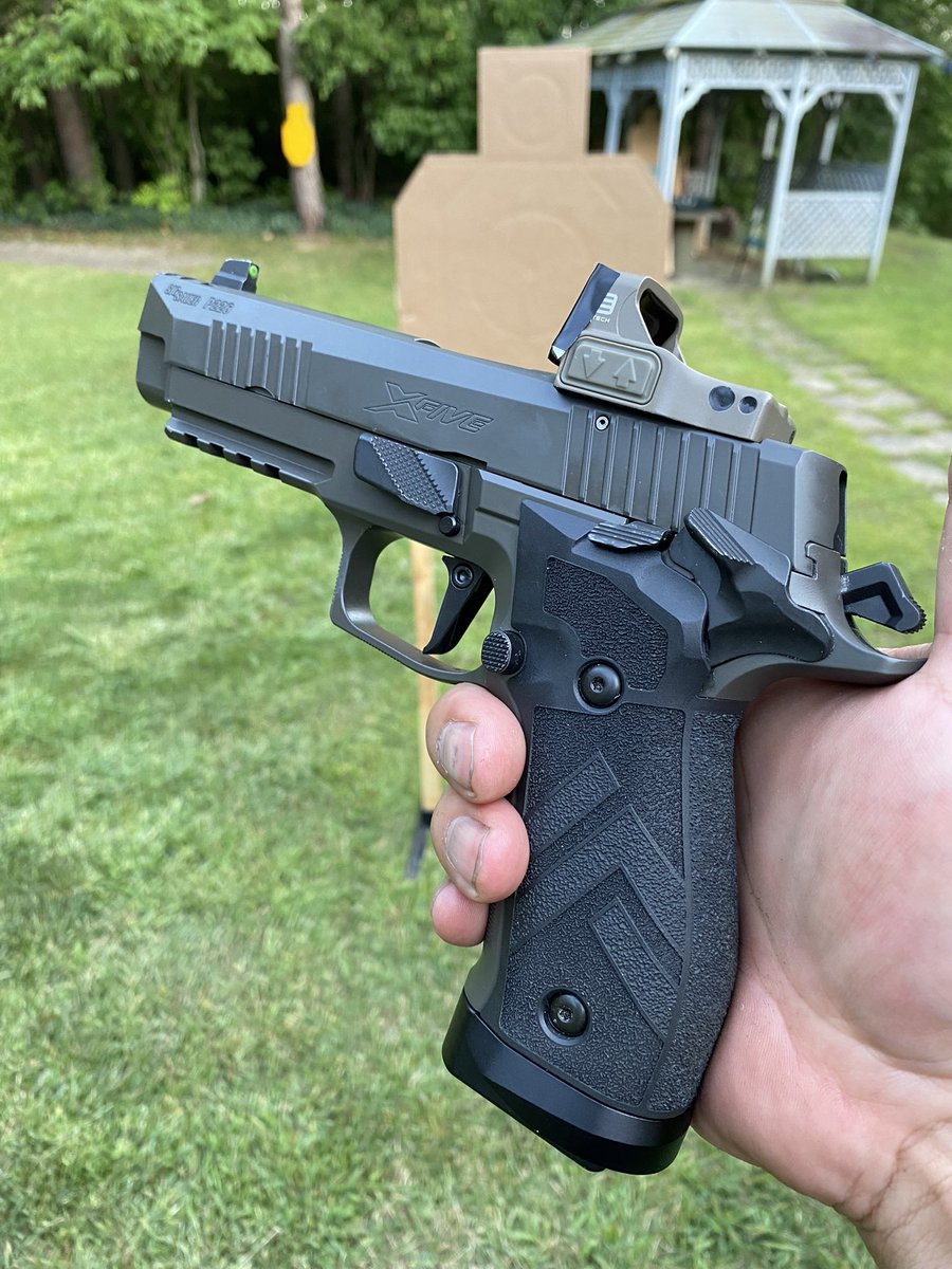 ho_lichit's tweet photo. Sig 226 x-Five legion @sigsauerinc @EOTECHInc #grittygunworks #gunsmith #competition https://t.co/opd5CpU3AV