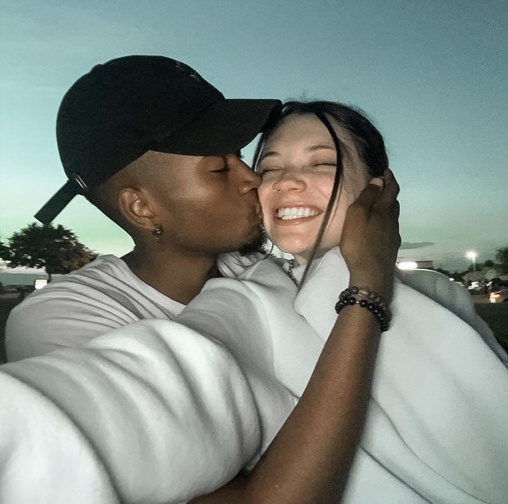 CapNath01's tweet image. Algumas das fotos que tenho guardadas no meu celular. A primeira foi no nosso primeiro encontro... Aqui eu percebi que queria você na minha vida pra sempre, como minha namorada e minha esposa. Eu te amo minha Olivia Rogério, nesse e em todos os multiversos