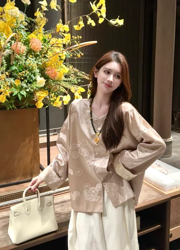 ch12348217630's tweet photo. The beauty is my new Chinese style 👗
#Makeup #Fashion #Clothes #Design #China #Nationalstyle #Pop
#慈溪 #浙江 #大美中国
#AllinCeltics #RickCarlisle #TheValley #WWERaw #Gagcity #canucks #LCDLF4 #AMBERROSE https://t.co/lpRXnq7JLV