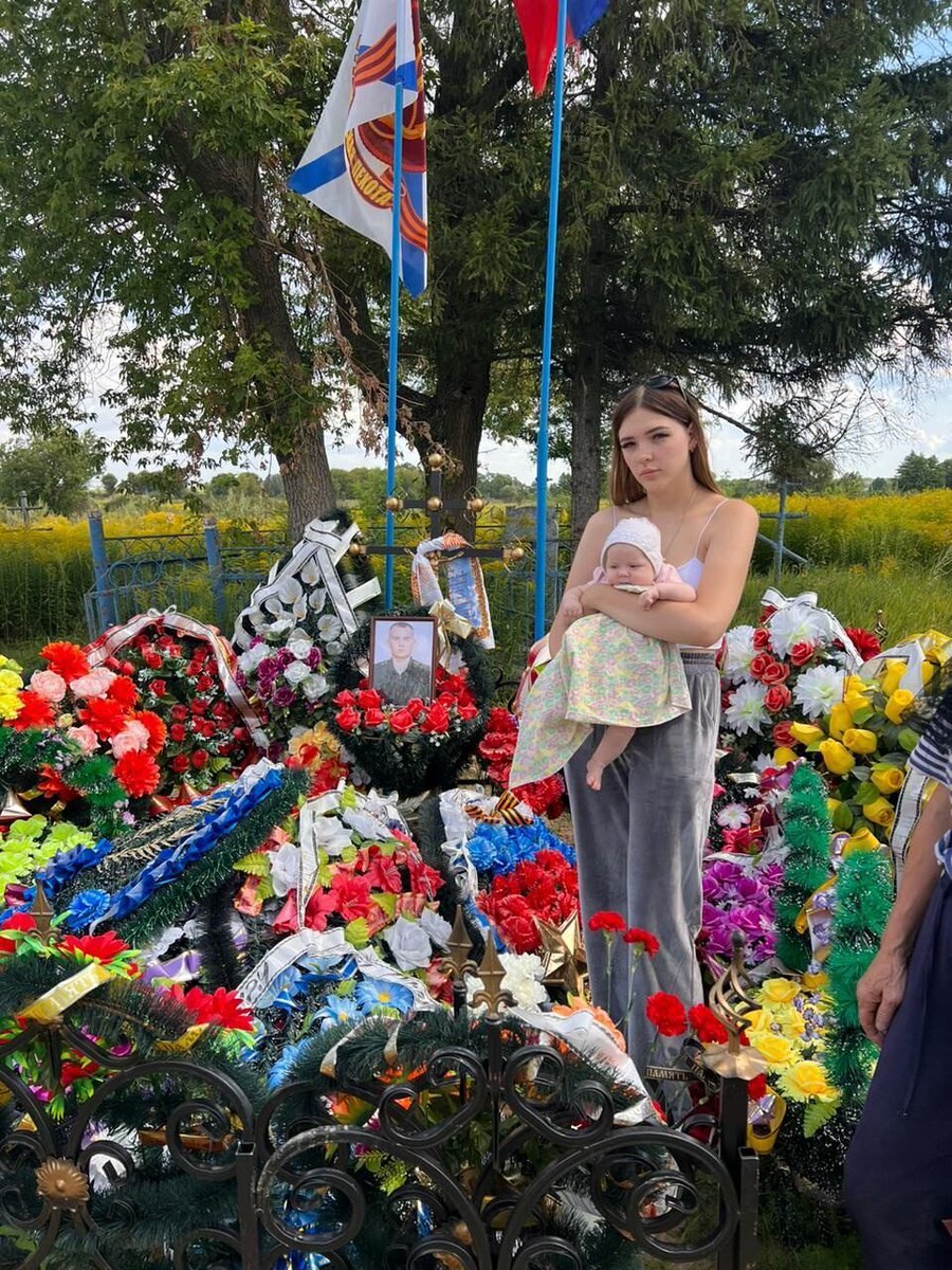 veraizmaylova41's tweet photo. Ехал русский убивать, а его убили. 
Плачет, ноет его мать с женой 
: - Что творится в мире?!.. 
Непонятно ведь за что, 
По какой причине... 
Ведь он ехал убивать, а его убили. https://t.co/OaxKfgmPAs