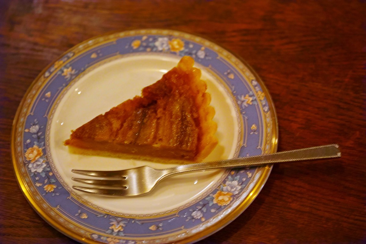 coffee_sage's tweet photo. バナナタルトです。写真ブレてます。 https://t.co/8TCJmNl1lH