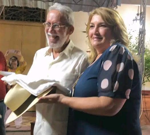 Un alto en la noche para retribuir el cariño a Juan Eduardo Bernal Echemendía
 que hoy arriba a su 70 cumpleaños: caballero íntegro, comprometido con el desarrollo, promoción y defensa de los auténticos valores culturales de  nuestra provincia. 
Éxitos!
 Un abrazo