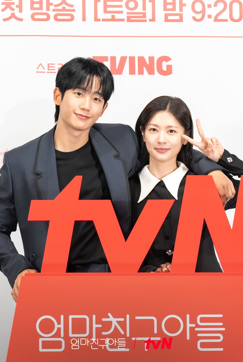 CJnDrama's tweet photo. 어때 어때? <엄마친구아들> 완벽 케미? ✧(>o<)ﾉ✧
티벤은 토요일 첫 방송까지 망부석이 되..♡

파란만장 동네 한 바퀴 로맨스 <엄마친구아들>
8/17 [토] 밤 9:20 첫 방송 | tvN

#엄마친구아들 #LoveNextDoor
#정해인 #정소민 #김지은 #윤지온
#tvN #tvN에서봐 #스트리밍은TVING https://t.co/EsEadFRAAe