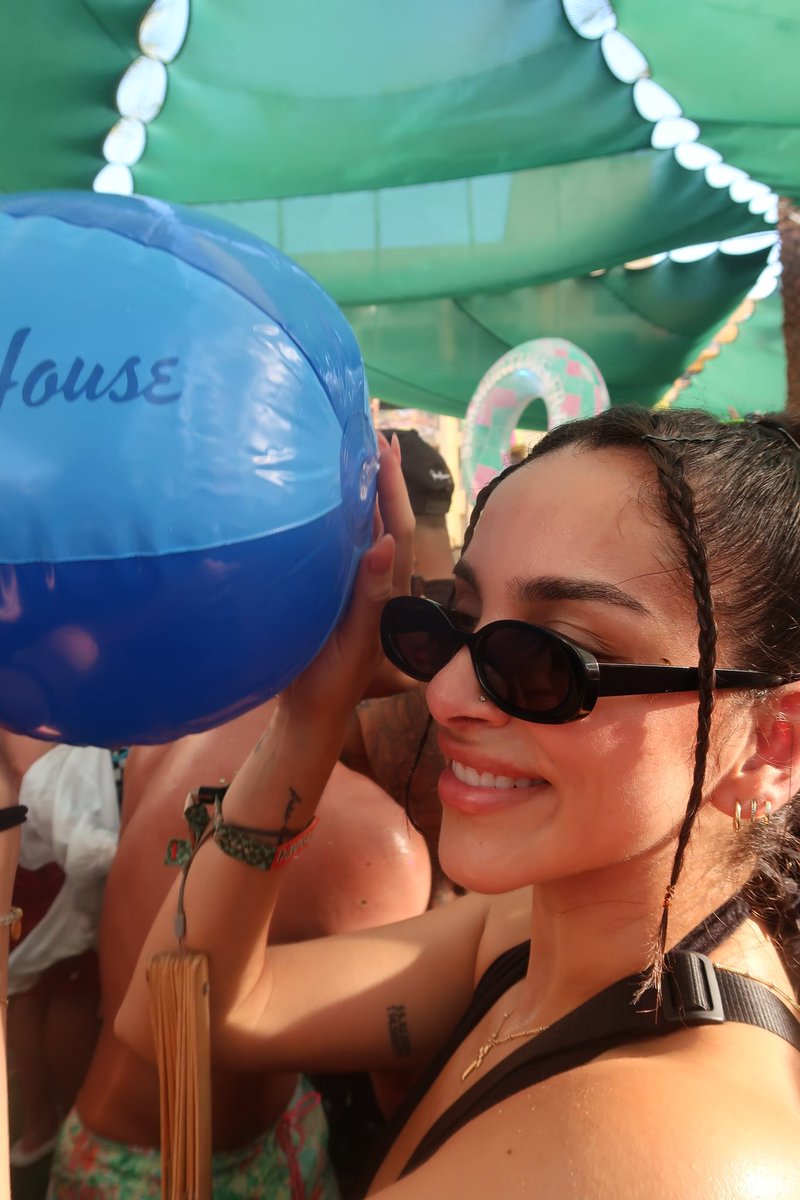 drealldia's tweet photo. POV: a girl living her best life @SplashHousePS https://t.co/zJZMqGnWhD