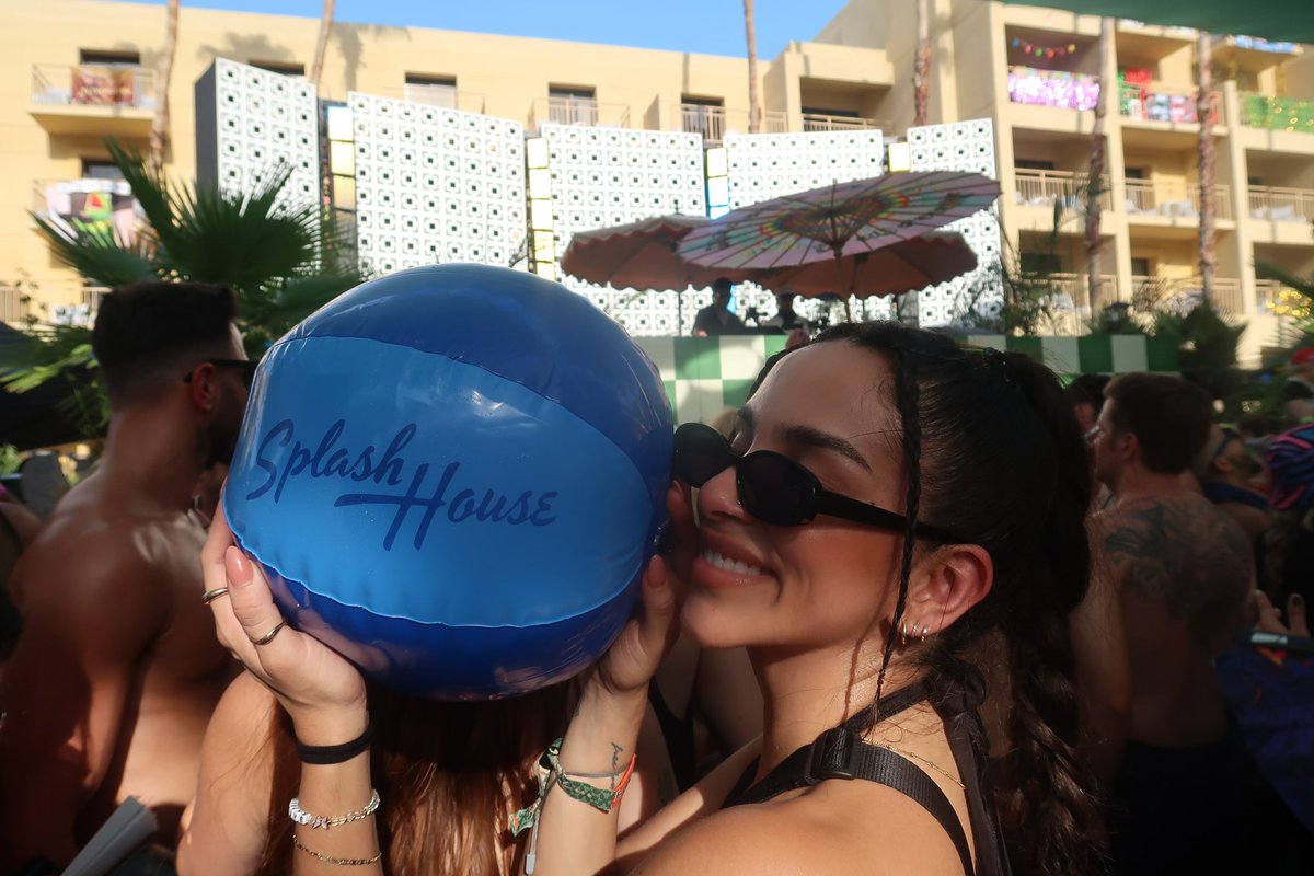 drealldia's tweet photo. POV: a girl living her best life @SplashHousePS https://t.co/zJZMqGnWhD