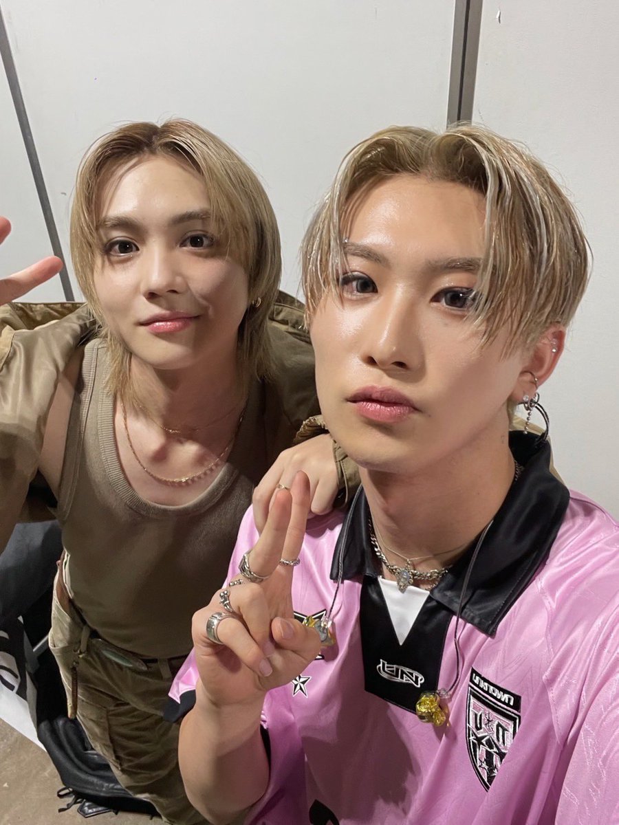 _KID_PHENOMENON's tweet photo. BATTLE OF TOKYO
最高に楽しかったな🎤🔥

先輩とのお写真たくさん公開していきますっ👀

THE RAMPAGEのボーカル
川村壱馬さん、RIKUさん、吉野北人さん、

お写真ありがとうございました！✨✨

CALL OF JUSTICE大好きですっ👊🏻🔥

by 光汰🦋

#BATTLEOFTOKYO #BOT
#BATTLEOFTOKYOを拡張せよ
#THERAMPAGE @therampagefext 
#川村壱馬 さん @sncrmpg_kk 
#出身
#大阪VIBES
#RIKU さん @RIKU1994810 
#吉野北人 さん @hokuto_asi 
#キドフェノ #山本光汰
#KIDPHENOMENON