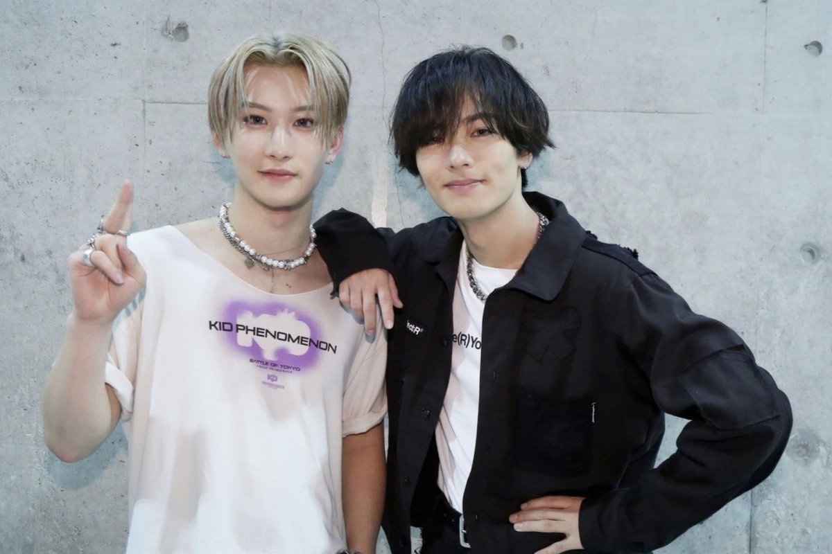 _KID_PHENOMENON's tweet photo. BATTLE OF TOKYO
最高に楽しかったな🎤🔥

先輩とのお写真たくさん公開していきますっ👀

THE RAMPAGEのボーカル
川村壱馬さん、RIKUさん、吉野北人さん、

お写真ありがとうございました！✨✨

CALL OF JUSTICE大好きですっ👊🏻🔥

by 光汰🦋

#BATTLEOFTOKYO #BOT
#BATTLEOFTOKYOを拡張せよ
#THERAMPAGE @therampagefext 
#川村壱馬 さん @sncrmpg_kk 
#出身
#大阪VIBES
#RIKU さん @RIKU1994810 
#吉野北人 さん @hokuto_asi 
#キドフェノ #山本光汰
#KIDPHENOMENON