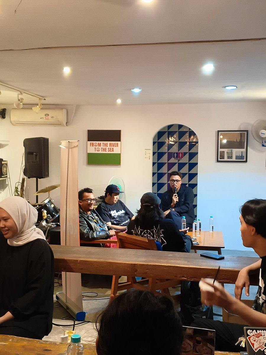 VolumeGigs's tweet photo. Mengunjungi Jrny Records untuk berdiskusi terkait Apakah Band band an tetap harus ke jakarta untuk dikenal??? https://t.co/KHPZ5NOrR8