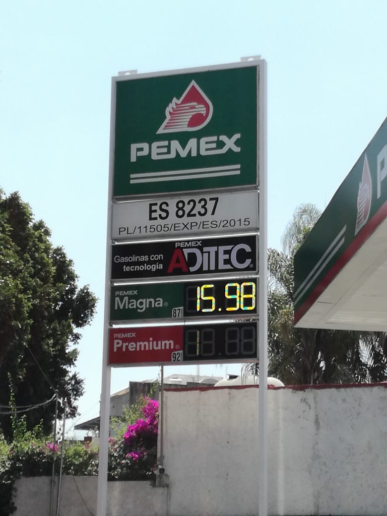 24_morelos's tweet photo. HACE 4 AÑOS LA GASOLINA ESTABA A $15.98 PESOS 

En marzo de 2020, cuando nos fuimos a casa por el Covid-19, el precio de la gasolina magna estaba en promedio a $15.98 por litro. https://t.co/gb7QHNRWIl