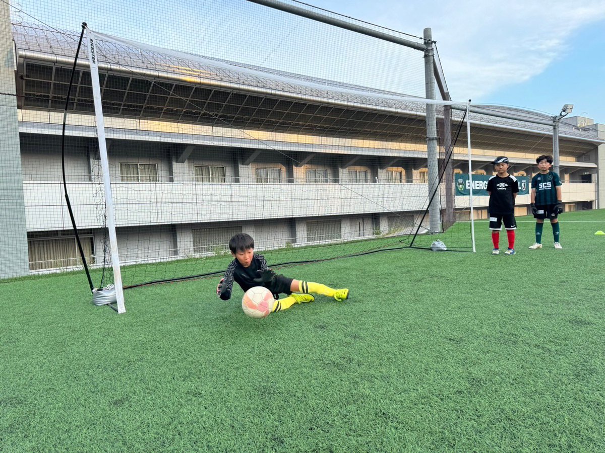 SCS_academy's tweet photo. 🟩⬛️ GKクリニック

先日第2回GKクリニックを開催しました⚽️🧤

今回はグラウンダーセービングとゴール前でのGKの役割・戦術について取り組みました✨

このような内容を普段から学べる #SC相模原サッカースクール GKクラスの詳細はこちら👇
https://t.co/W2QqXOcXYg

#SC相模原
#SCS
#SCS_GK https://t.co/0k1R9qeypa