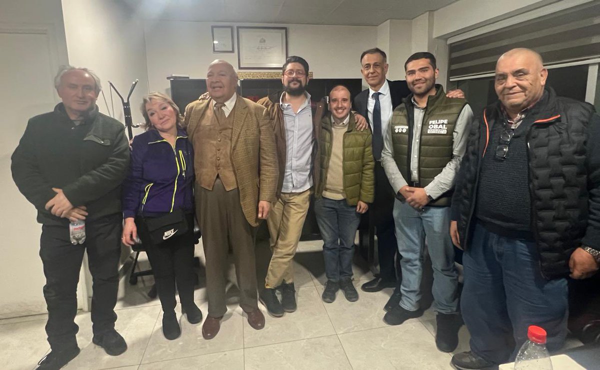 salamancafco's tweet photo. En reunión junto @felipeorbe @PanchoOrregoG conversando con locatarios y comerciantes del barrioMeiggs sobre sus proyectos, problemas y temas de inseguridad! @Muni_Stgo #vecinos #vecinosdesantiago #Stgo tomo nota de las necesidades y prioridades x Santiago + seguridad + mano dura https://t.co/i9Gqc1bPB5
