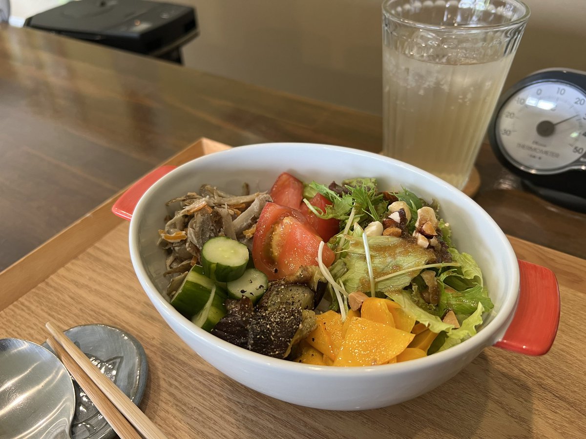 shinyomag's tweet photo. なんか涼しい〜阿蘇

季節野菜のデリ丼¥900

野菜メインのご飯があるのが嬉しい

#カフェトルク
#CafeTorque https://t.co/YM1Zd0Vxso