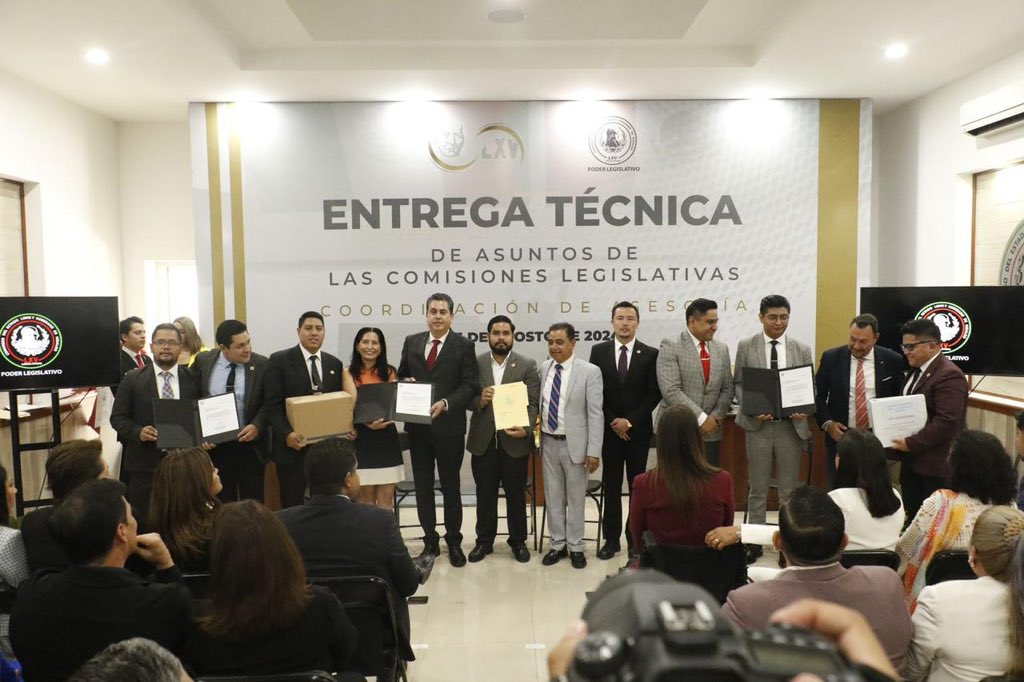 EdwinIsrael96's tweet photo. El día de hoy en el @CongresoHidalgo hicimos entrega la Comisión de Hacienda y Presupuesto al Diputado Presidente @OsirisLeines https://t.co/XYzdAgqgOo