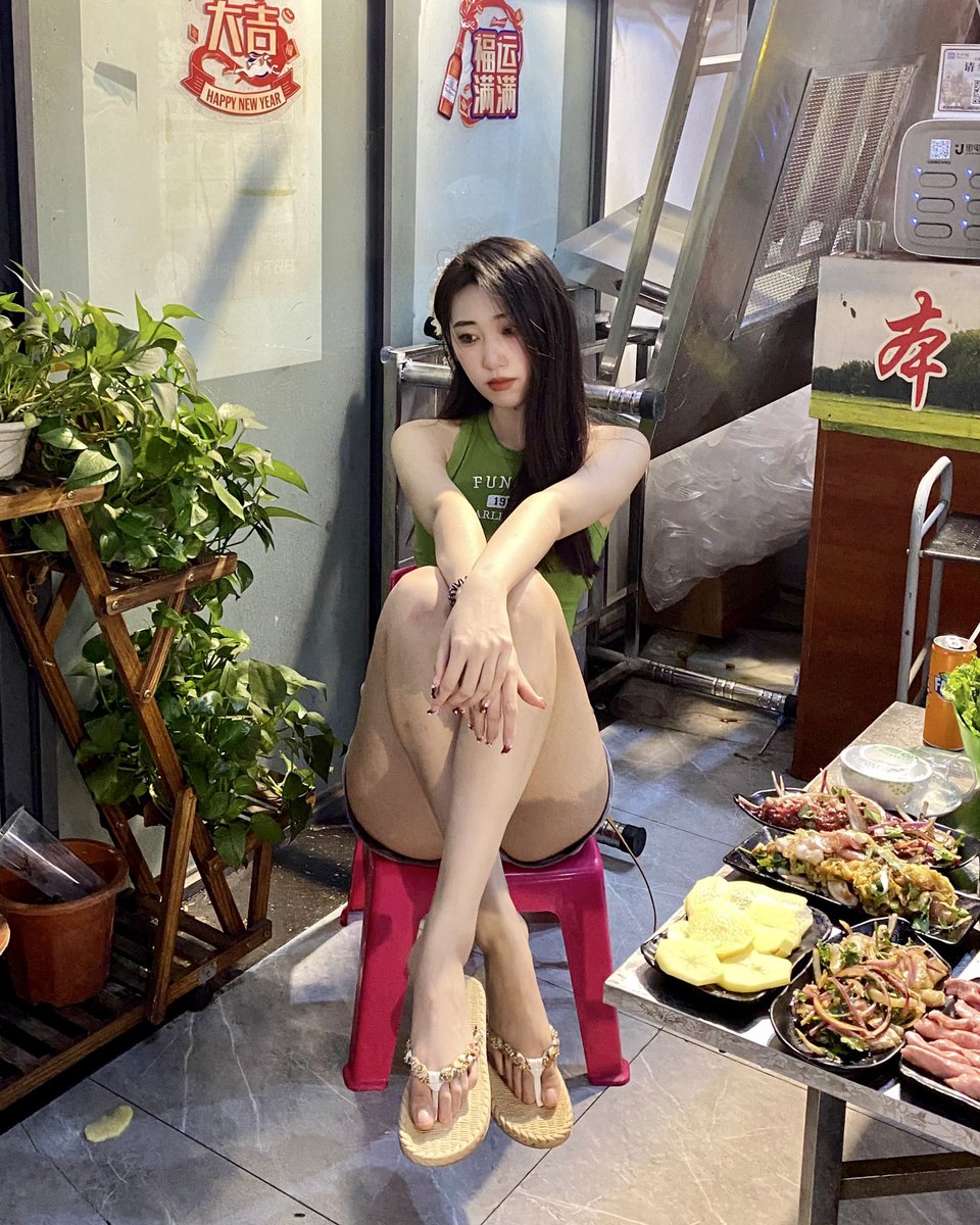 fuboxin58132's tweet photo. 她的小腿修长而优美，像是一件精心雕琢的艺术品。脚踝处轻轻收紧，紧接着柔软的脚背缓缓展现出来，那五根脚趾从小指到大拇指，依次向前延展，仿佛在讲述她生命中的每一步，带着一种令人心悸的美。 https://t.co/QJ69lJ6DhR