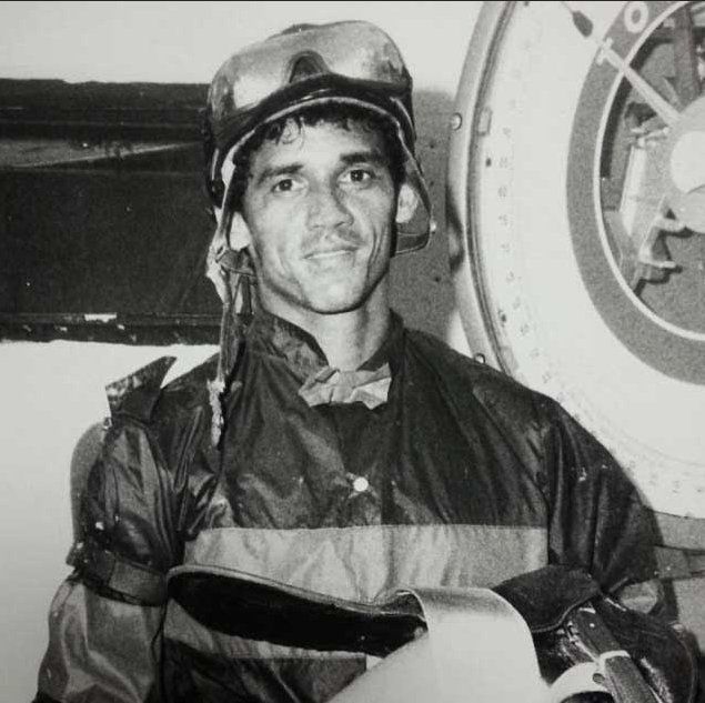 blindadosalas1's tweet photo. #Hipismo El 14/08/2000 falleció trágicamente #ElJet DOUGLAS VALIENTE. Ganador de 1.693 carreras y una estadística en #LaRinconada (1984) y 204 en #GulfstreamPark y #TropicalPark Fue jockey de los campeones CATIRE BELLO, EL GRAN SOL, ALIGHIERI, MANTLE, BENEMÉRITO, TAN BONITA, etc https://t.co/eo9DmgeWjO