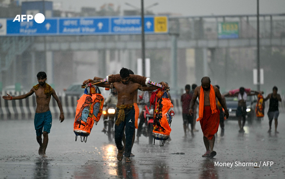 India's 'bad boy' pilgrimage.

The Hindu sacred month of Shravan honours the god of destruction Lord Shiva, and in northern India, it has become increasingly associated with mob violence by saffron-clad devotees

u.afp.com/56bB