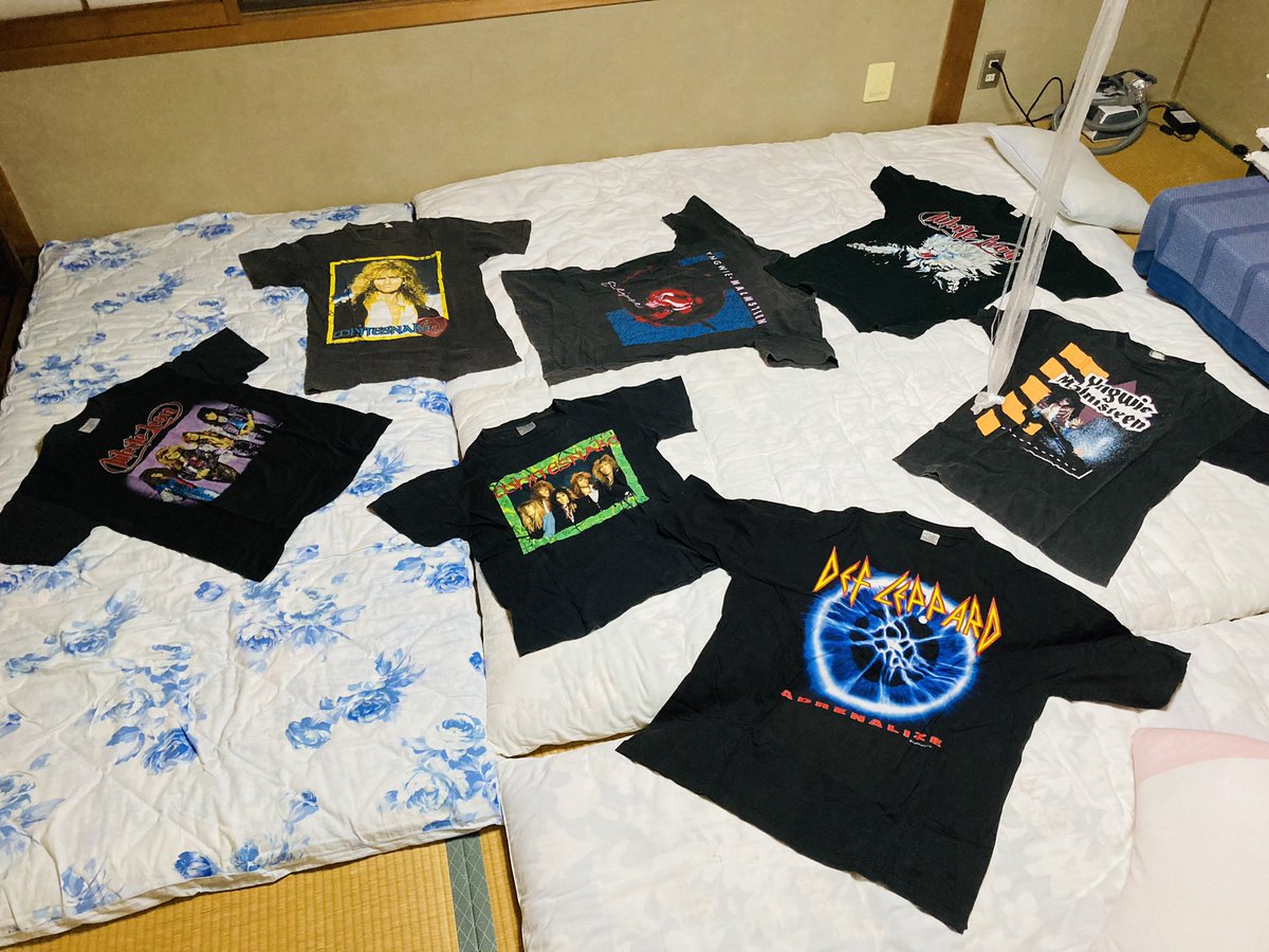 kazuochan_gogo's tweet photo. ツアーTシャツを7枚発掘!
バンドやってる娘が見たいと言うんでダメ元で母に聞いたら、あったよ✨
懐かしい〜😄 80年代HR/HM⚡️
ザコ寝部屋から失礼しやした〜🙇♂️
#WHITELION #WHITESNAKE
#YNGWIEMALMSTEEN
#DEFLEPARD https://t.co/4Pe8CoIWNy