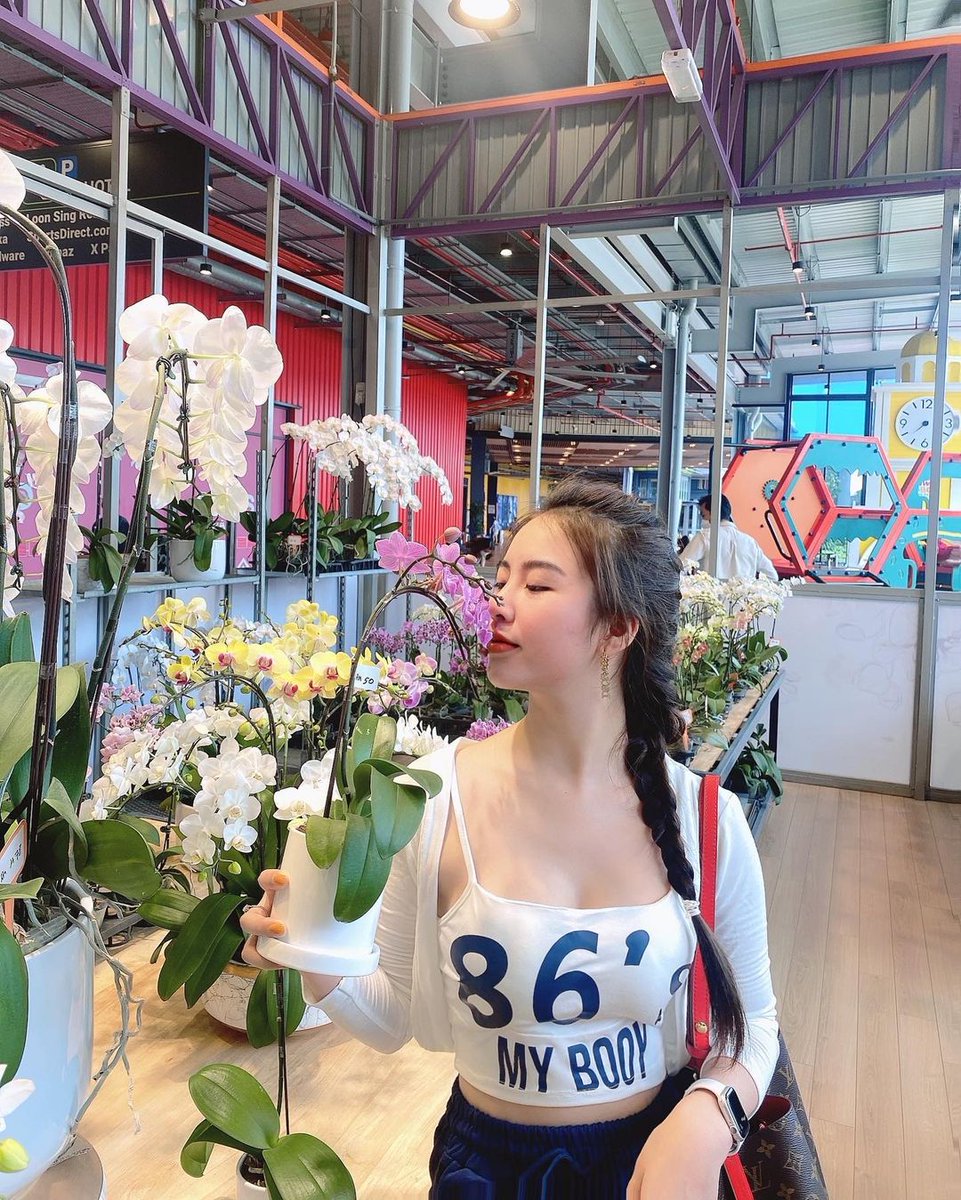 candiarsya's tweet photo. Feeling so happy surrounded by these beautiful blooms 🌺 #HappyPlace #FloralMagic #SunshineAndPetals https://t.co/aqObuQx1IY