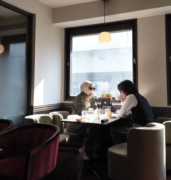 detikfood's tweet image. #Foto Vokalis The Changcuters, Tria, jatuh pas manggung di The Sounds Project! Bapak sayang anak ini sempat suapi putrinya makan sebelum naik panggung🥰

Lihat fotonya di sini!

&amp;gt;&amp;gt; dtk.id/NyWWiM

Foto: Instagram/dhaturembulan

#detikfood #thechangcuters #tria #jatuh