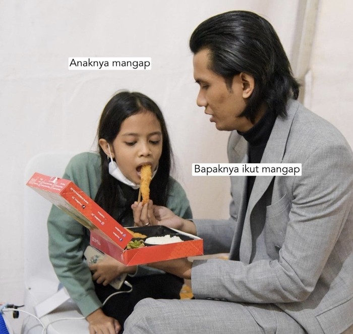 detikfood's tweet image. #Foto Vokalis The Changcuters, Tria, jatuh pas manggung di The Sounds Project! Bapak sayang anak ini sempat suapi putrinya makan sebelum naik panggung🥰

Lihat fotonya di sini!

&amp;gt;&amp;gt; dtk.id/NyWWiM

Foto: Instagram/dhaturembulan

#detikfood #thechangcuters #tria #jatuh