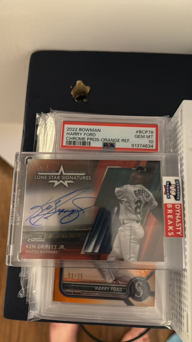 CallMeCollier's tweet photo. @TheHobby247 Griffey /5 auto $750 Smoltz 1/1 white whale $300 Smoltz /5 quad patch and bat $225 Smoltz luminaries /15 $150 https://t.co/pYwfgn5EuK